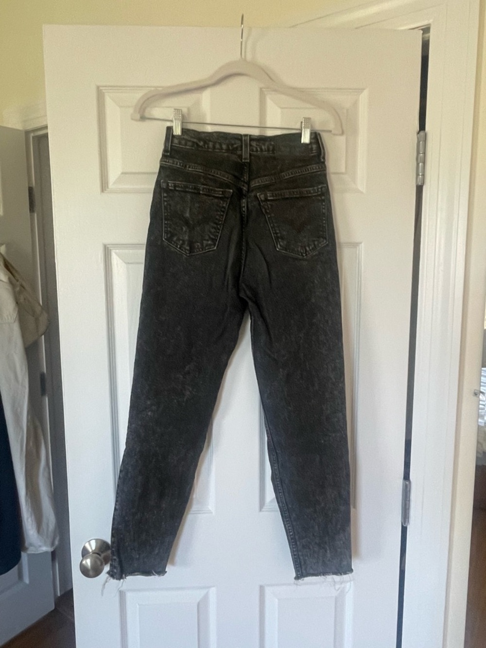 90s vintage-vibe Levi's High Rise Black Grey Mom Jeans - Picture 5 of 6